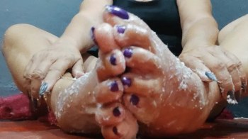How incredible how this lady plays with her bare feet and wrinkled soles (1).webp