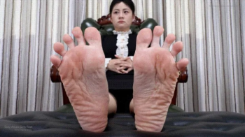 Asian young woman Zhang Zhang shows off her sexy little feet4 4K.webp