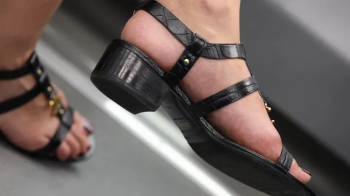 Candid Sandals and feet fetish, crossed legs, admiration her feet and crossed legs.webp