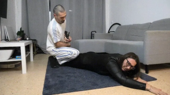 Man holds legs ORDER.webp