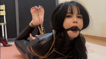 Wear high heels, leather clothes and trousers to play binding.webp