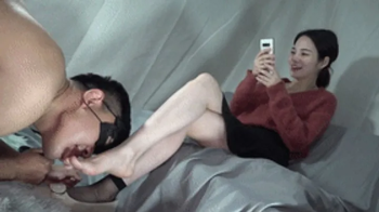 Goddess Su Su's feet are humiliated, licking and sucking on her toes!.webp