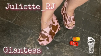 Juliette_RJ MILF Giant finding a small man and cars in her house- GIANTESS - FOOT FETISH - TINY PEOPLE - SMALL PEOPLE.webp