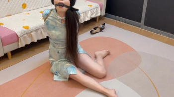 Wearing blue cheongsam, playing European straight buttocks and binding with five flowers.webp