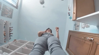 sotto i tacchi di una magnifica gigantessa.webp