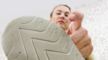 Princess Cindy - Clean the sneakers.webp