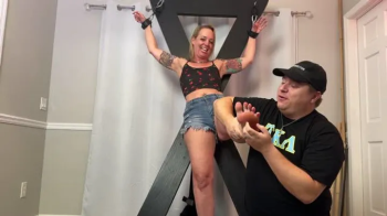 TRIPLO FOOT DOMINATING MALE SLAVE MIBBY MANUELA ALBERTINI AND QUEEN GODDESS.webp