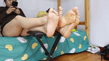4K ANNA ERER shows off her smelly feet.webp