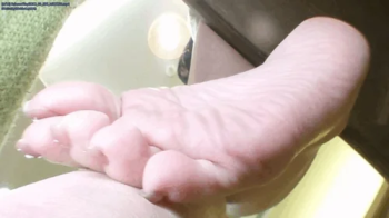 Salome's Scratching toes (Tiny3DX 29).webp