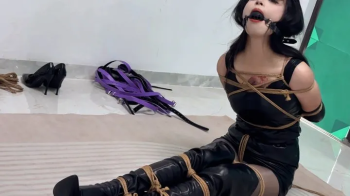 Chinese girls wearing queen costumes play with handcuffs, shackles and full body ties plus Japanese-style strands with o.webp