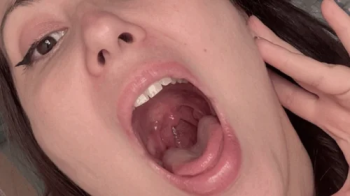 Female giant seduces you and ends up eating you.webp