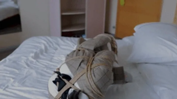 hui09 - A white-stockinged JK girl is bound to the bed with ropes.webp