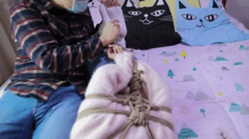 hui13 - The constraint of skinny jeans and white socks.webp
